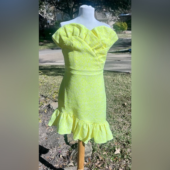 NEW - BEBE - YELLOW STRAPLESS - RUFFLED MINI DRESS - SIZE - 2 - Picture 2 of 6